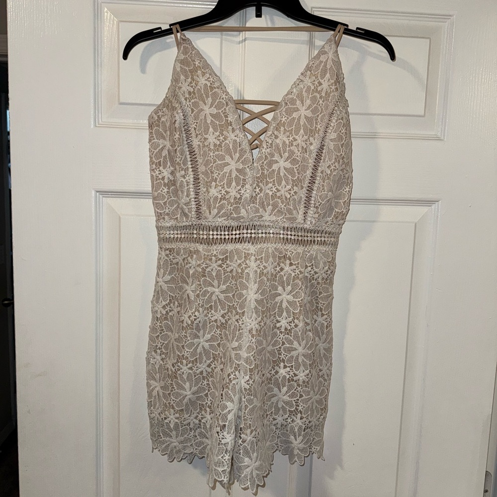 White Floral Lace Tan Nude Vacay Bridal Mini Spaghetti Strap Dress - Size M 🤍